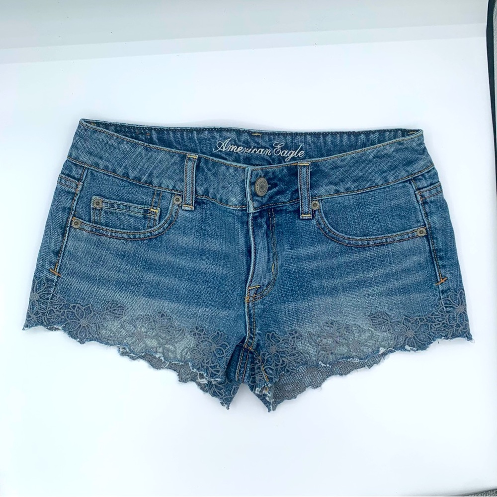 American Eagle low rise shorts with embroidered hem women’s size 4